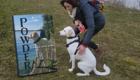 Nieuwegeinse Ada Platje schrijft boek over Griekse straathond Powder