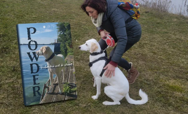 Nieuwegeinse Ada Platje schrijft boek over Griekse straathond Powder