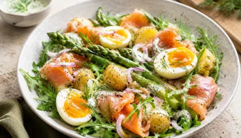 Koken met PEN: ‘Lauwwarme aspergesalade met krieltjes, gerookte zalm en citroen-dilledressing’