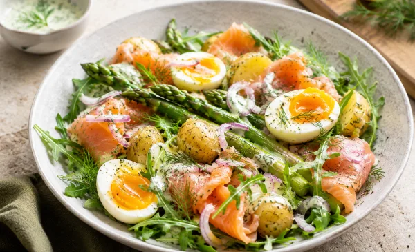 Koken met PEN: ‘Lauwwarme aspergesalade met krieltjes, gerookte zalm en citroen-dilledressing’