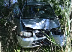 Auto rijdt talud af bij Waterliniedok, bestuurder naar ziekenhuis