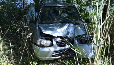 Auto rijdt talud af bij Waterliniedok, bestuurder naar ziekenhuis