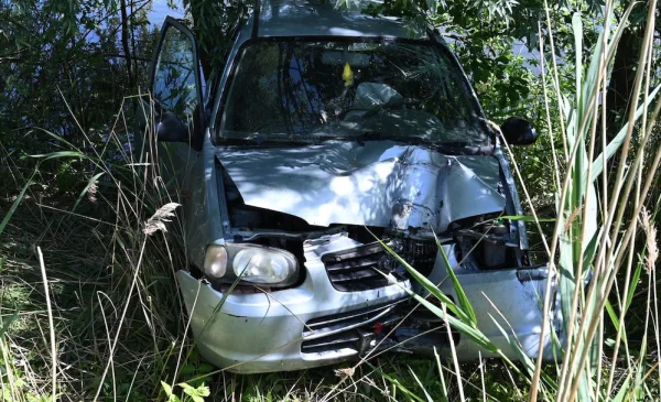Auto rijdt talud af bij Waterliniedok, bestuurder naar ziekenhuis