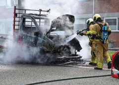 Werkbus total loss na brand aan de Batauweg, verkeer tijdelijk omgeleid
