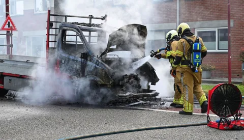 Werkbus total loss na brand aan de Batauweg, verkeer tijdelijk omgeleid