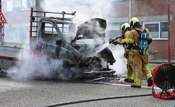 Werkbus total loss na brand aan de Batauweg, verkeer tijdelijk omgeleid