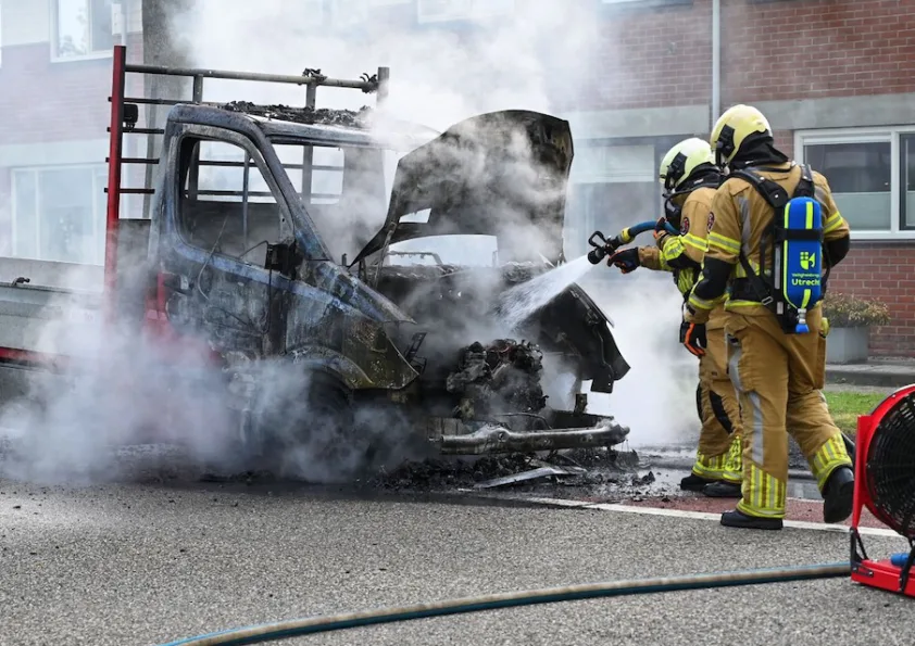 Werkbus total loss na brand aan de Batauweg, verkeer tijdelijk omgeleid