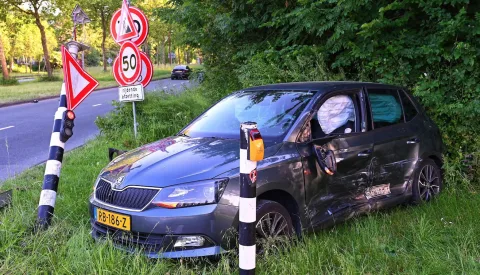Opnieuw raak op A.C. Verhoefweg: twee auto’s zwaar beschadigd bij botsing
