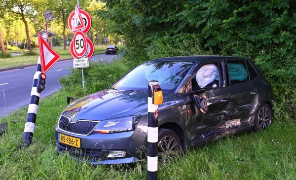 Opnieuw raak op A.C. Verhoefweg: twee auto’s zwaar beschadigd bij botsing