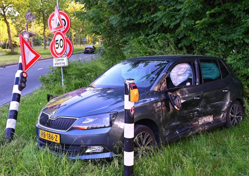 Opnieuw raak op A.C. Verhoefweg: twee auto’s zwaar beschadigd bij botsing