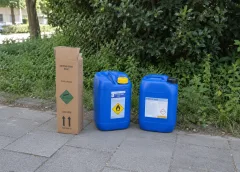 Lachgasdoos en jerrycans met gevaarlijke reiniger gevonden op stoep aan Leeuwerik