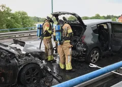 Twee auto’s volledig uitgebrand op Plettenburgerbaan, inzittenden ontsnappen ongedeerd