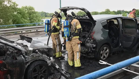 Twee auto’s volledig uitgebrand op Plettenburgerbaan, inzittenden ontsnappen ongedeerd