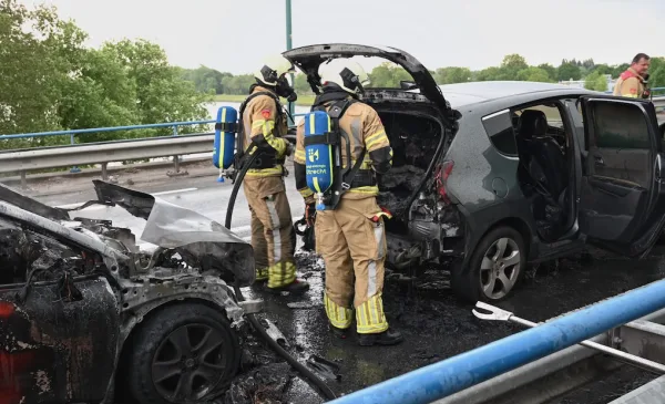 Twee auto’s volledig uitgebrand op Plettenburgerbaan, inzittenden ontsnappen ongedeerd