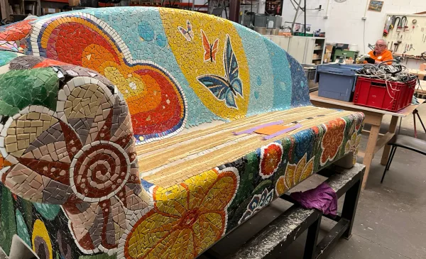 Burgemeester legt laatste steentje van mozaïekbankje voor nieuwe hospice