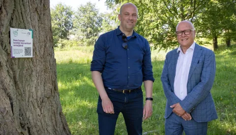 Nieuwegein zet bordjes bij bomen die verdwijnen: ‘Waarom wordt deze boom weggehaald?’