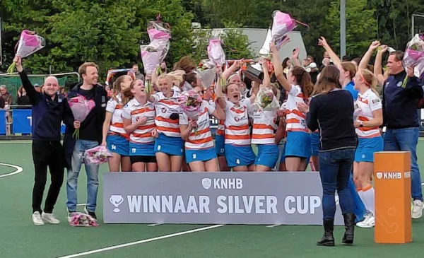 Nieuwegeinse hockeydames maken droomseizoen compleet met winst Silver Cup