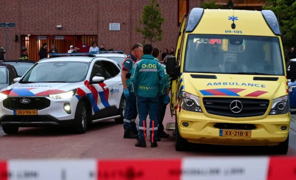 Opnieuw geweld in Batau Noord, slachtoffer per ambulance weg na steekincident aan Dukatenburg
