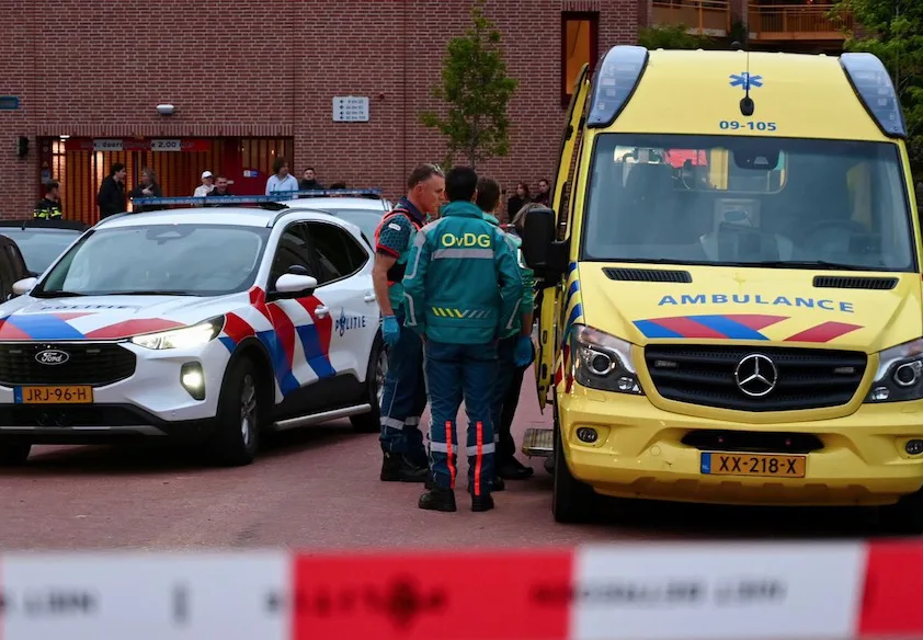 Opnieuw geweld in Batau Noord, slachtoffer per ambulance weg na steekincident aan Dukatenburg