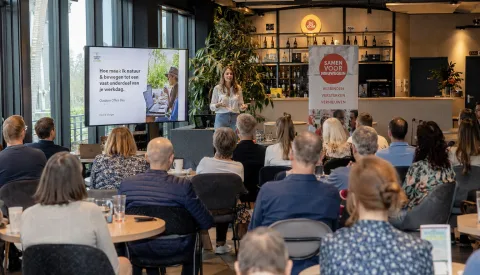 Nieuwegein wil de werkdag naar buiten halen: laptop open, wandelschoenen aan