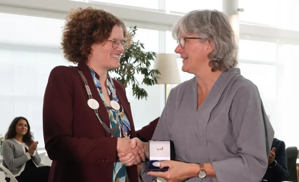Wethouder Marieke Schouten benoemd tot ereburger van Nieuwegein