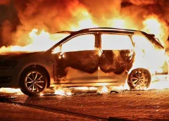 Auto volledig uitgebrand op parkeerplaats aan de Breitnerlaan