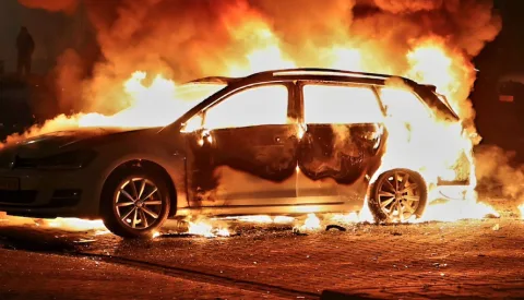 Auto volledig uitgebrand op parkeerplaats aan de Breitnerlaan