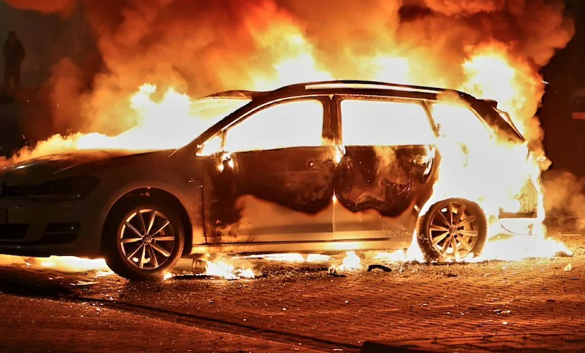 Auto volledig uitgebrand op parkeerplaats aan de Breitnerlaan