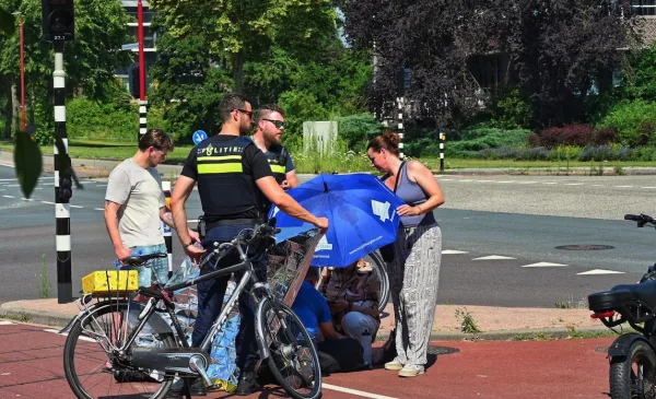 Fietsster aangereden op Binnenwal, scooterrijder rijdt door