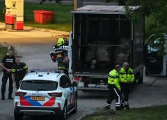 Politie, douane en helikopter bij Avia-tankstation langs A27 bij Nieuwegein