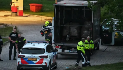 Politie, douane en helikopter bij Avia-tankstation langs A27 bij Nieuwegein