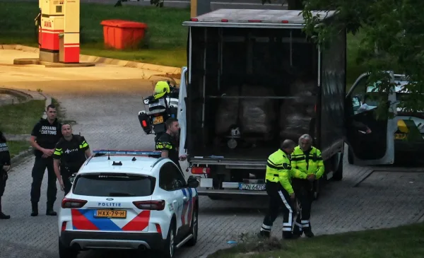 Politie, douane en helikopter bij Avia-tankstation langs A27 bij Nieuwegein