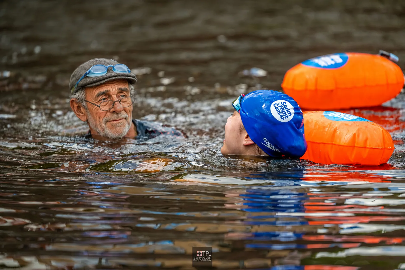 Jan met de Pet zwemt