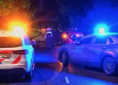 Blauw licht en sporenonderzoek in de nacht op de A.C. Verhoefweg