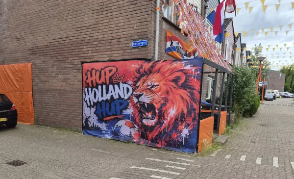 Deze Nieuwegeinse straat hangt 6 kilometer aan vlaggen op, en nu kan heel Nieuwegein haar helpen