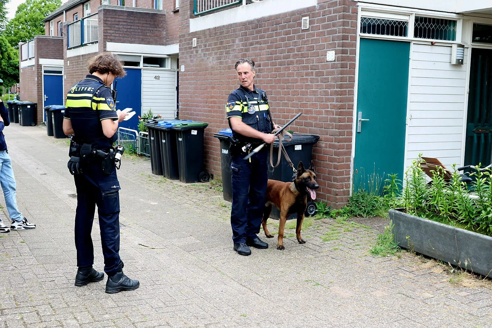 Politie met diensthond in Batau Zuid