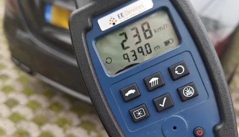Met 238 km/u over de A2: bestuurder raakt rijbewijs én Mercedes kwijt na vlucht bij Nieuwegein