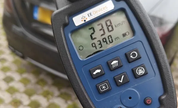 Met 238 km/u over de A2: bestuurder raakt rijbewijs én Mercedes kwijt na vlucht bij Nieuwegein