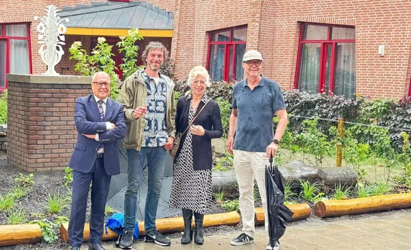 Batenhofje bij De Baten officieel geopend als ontmoetingsplek voor de buurt