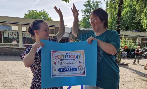 Leerlingen basisschool De Meander halen geld op voor wooninitiatief Huis Mandala
