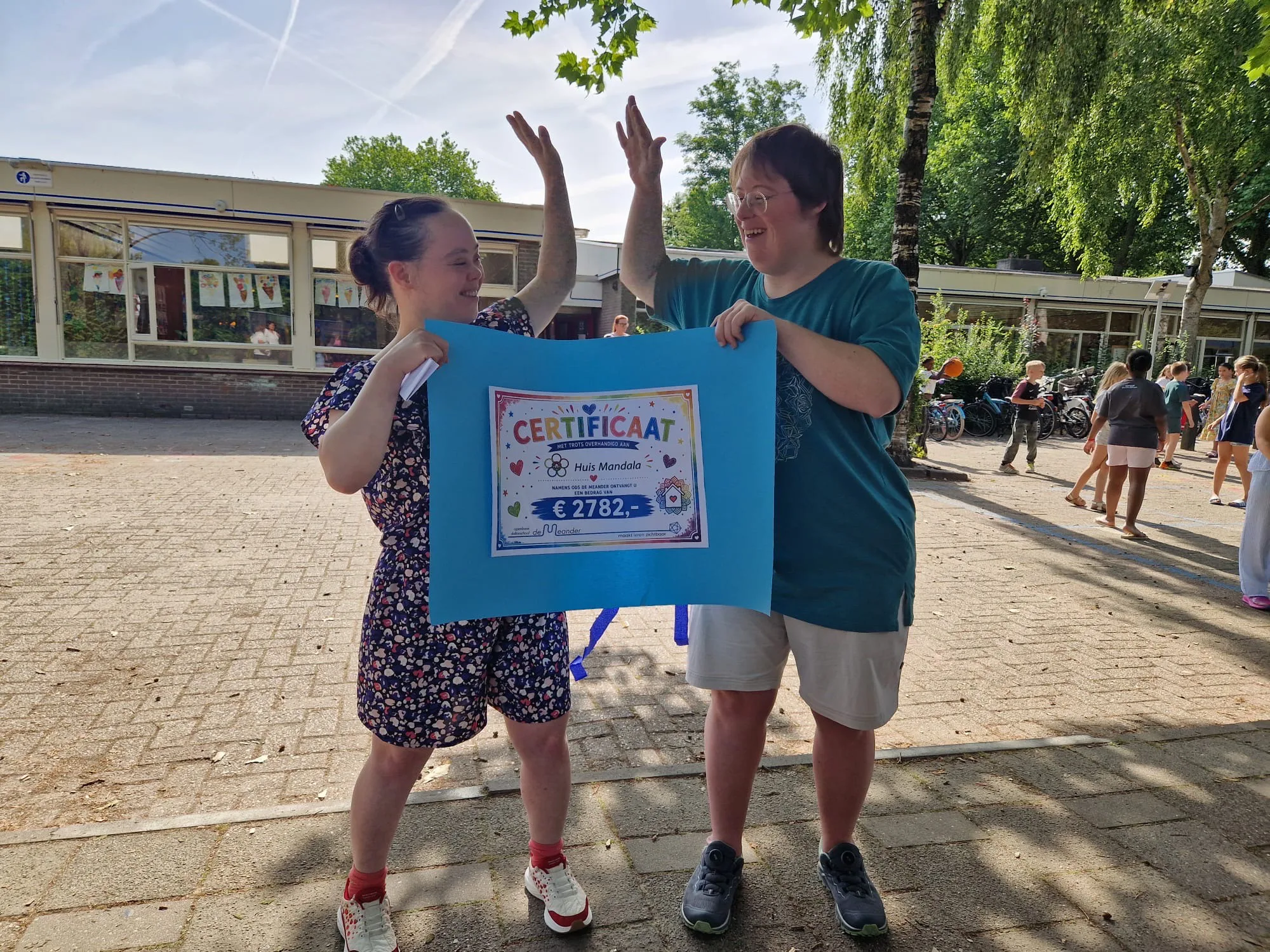 Elke en Juliette ontvangen cheque voor Huis Mandala
