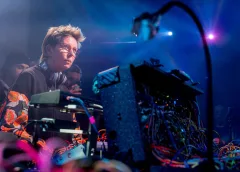 Cosmic Drops in ZeepLAB: elektronische muziek tussen draadjes, knoppen en kosmonauten