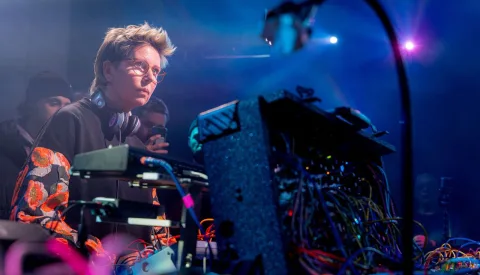 Cosmic Drops in ZeepLAB: elektronische muziek tussen draadjes, knoppen en kosmonauten