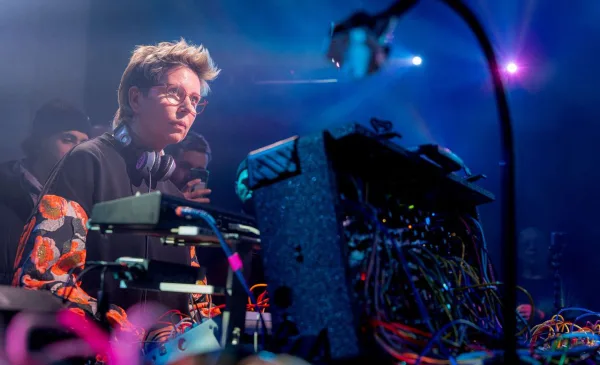 Cosmic Drops in ZeepLAB: elektronische muziek tussen draadjes, knoppen en kosmonauten