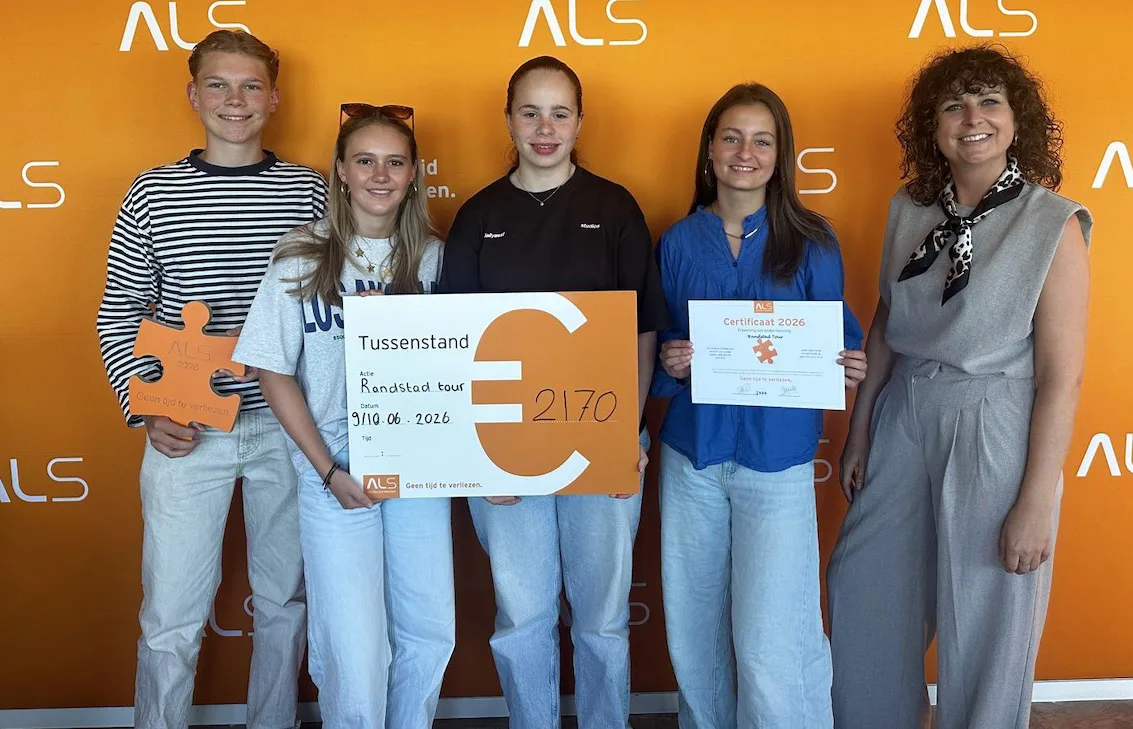 Studenten Event Manager nemen houten puzzelstuk ALS in ontvangst.