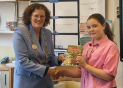 Vijfde Vakantie Doeboek Nieuwegein feestelijk uitgereikt aan kinderburgemeester Mayra Wouterse