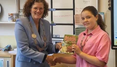 Vijfde Vakantie Doeboek Nieuwegein feestelijk uitgereikt aan kinderburgemeester Mayra Wouterse