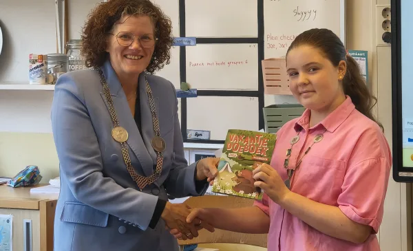 Vijfde Vakantie Doeboek Nieuwegein feestelijk uitgereikt aan kinderburgemeester Mayra Wouterse