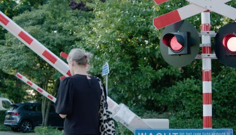 Eindelijk overwegbomen bij tramovergang Koekoekslaan