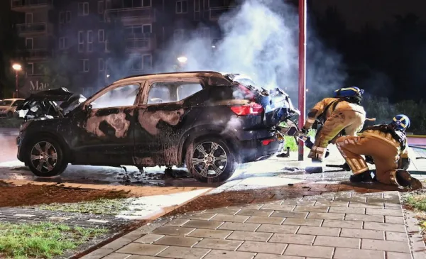 Video: Opnieuw autobrand aan Dukatenburg, Volvo volledig verwoest